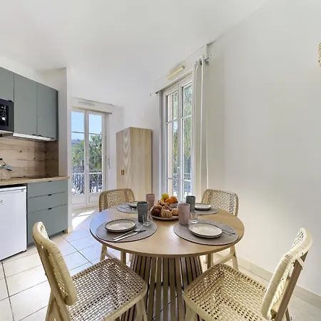 Family In Juan Les Pins Apartment *